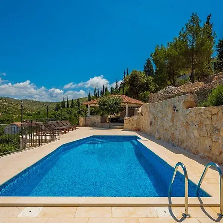 Holiday home Luka Brac Lozisce
