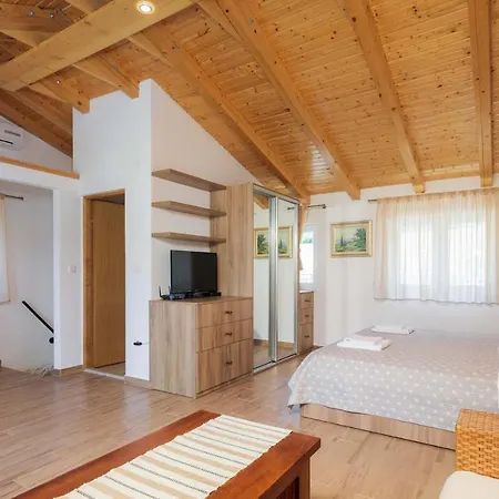 Luka Brac * Ložišće