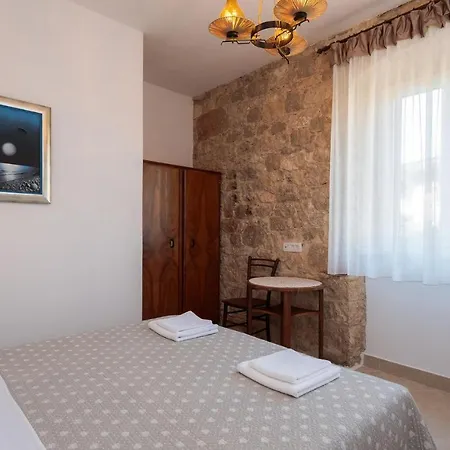 Luka Brac * Ložišće